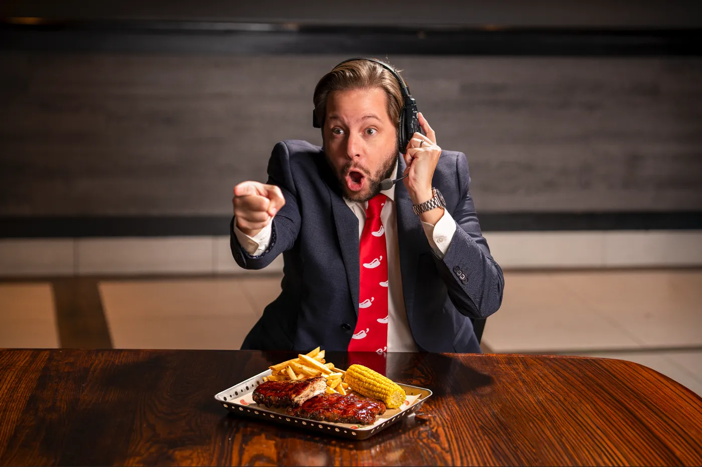 Locutor deportivo con costillas de restaurante