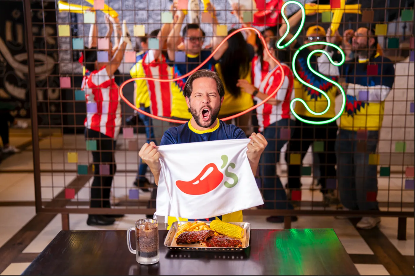Cliente sosteniendo bandera de la marca — producción Sisu Studio