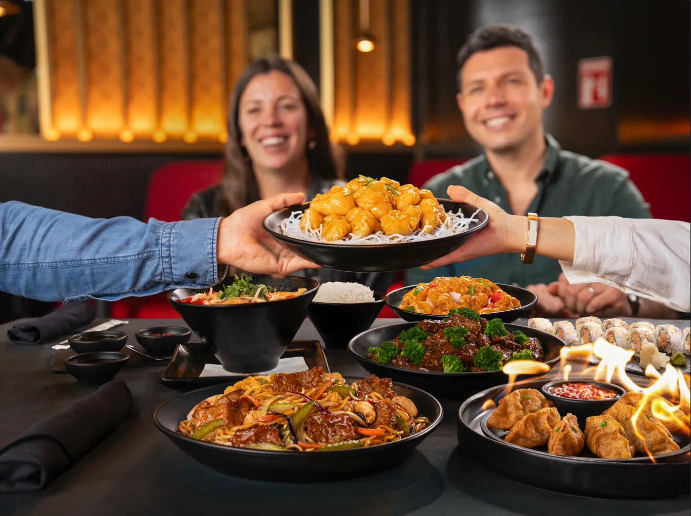 Mesa compartiendo platillos asiáticos