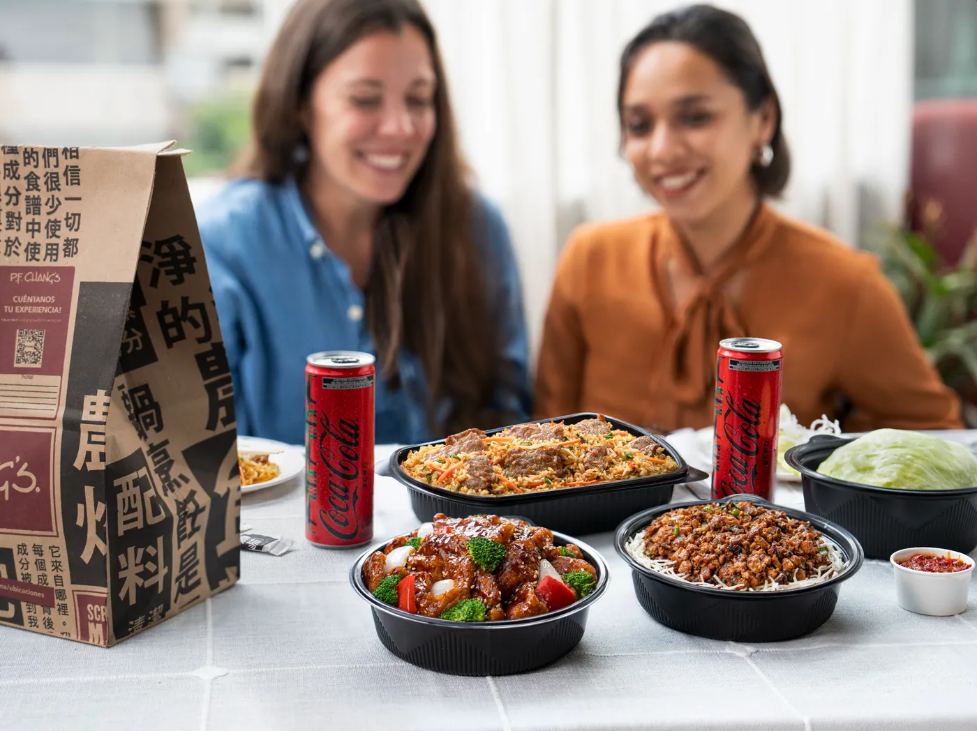 Pedido para llevar y bebidas en mesa