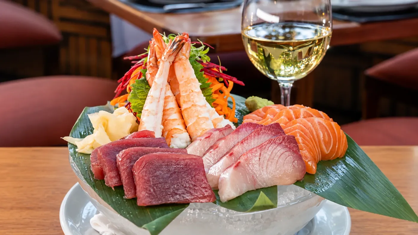 Sashimi variado y copa de vino blanco