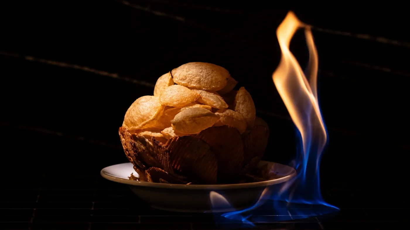 Papas fritas flameadas servidas en tortilla